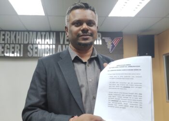 J.  ARUL Kumar menunjukkan kenyataan media berkaitan syarat tambahan dalam pengeluaran lesen perniagaan oleh pihak berkuasa tempatan (PBT) bagi tujuan mengekang aktiviti salah guna lesen dan aktiviti perniagaan dijalankan oleh warganegara asing pada sidang akhbar di Seremban hari ini.