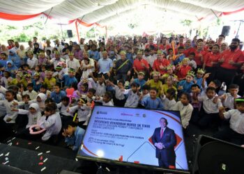 AMINUDDIN Harun bergambar bersama murid pada Program Intervensi Kehadiran Murid SK Tekir, Labu, Seremban hari ini.-UTUSAN/MOHD. SHAHJEHAN MAAMIN.