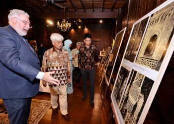 YANG di-Pertuan Besar Negeri Sembilan, Tuanku Muhriz Ibni Almarhum Tuanku Munawir berangkat mencemar duli melawat galeri pameran The Al Hambra: Paradise On Earth di Muzium Diraja Istana Lama Seri Menanti, Kuala Pilah hari ini.-UTUSAN/MOHD. SHAHJEHAN MAAMIN.