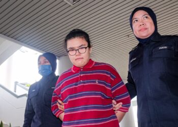 TERTUDUH mengaku bersalah di Mahkamah Majistret, Ayer Keroh, Melaka atas pertuduhan mencuri jongkong emas dan wang tunai berjumlah RM27,820. - UTUSAN/SYAFEEQ AHMAD