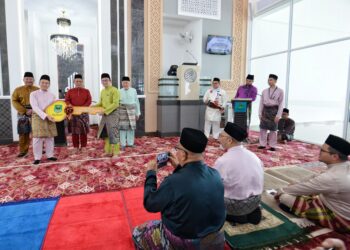 AMINUDDIN Harun (tiga dari kiri) menyaksikan simbolik penyerahan kunci Masjid Taman Politeknik Port Dickson pada Majlis Penyerahan Masjid dan Pengisytiharan Solat Jumaat Masjid Taman Politeknik Port Dickson hari ini.-UTUSAN/MOHD. SHAHJEHAN MAAMIN.