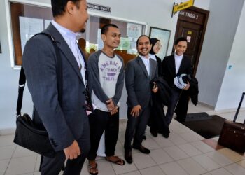 MOHAMMAD Hafizuddin Mohammad (dua dari kiri) selepas dibebaskan Mahkamah Tinggi Seremban hari ini atas pertuduhan mengedar dadar tiga tahun lalu.-UTUSAN/MOHD. SHAHJEHAN MAAMIN.