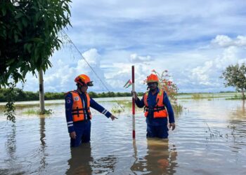 ANGGOTA APM Kota Setar mengadakan pemantauan paras air di lokasi terlibat banjir di Alor Setar.