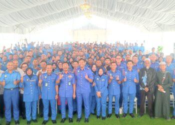 AMINURRAHIM Mohamed (tengah) bergambar bersama anggota dan sukarelawan APM Kedah pada Majlis Himpunan Setia APM di Rumah Kawin MADAD, Sungai Petani.