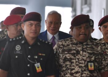 NAJIB Tun Razak diiringi pihak penjara ketika hadir di Mahkamah Tinggi Kuala Lumpur bagi perbicaraan kes penyelewengan dana 1MDB. - UTUSAN/M. FIRDAUS M. JOHARI