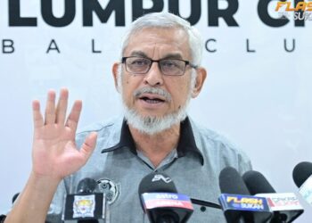 KHALID Samad menyifatkan campur tangan politik menjadi punca masalah yang sedang dihadapi KL City ketika ini dan berisiko tersingkir daripada Liga Super.-IHSAN FLASH SUKAN