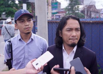 ABDUL Wahab Abdul Kadir Jilani (kiri) bersama peguamnya,  Faizal Abd Rahman ketika keluar selepas membuat laporan dan memberi keterangan berhubung klip video perbualan lucah dirinya dengan bekas Ketua Pengarah J-Kom, Datuk D.r Mohammad Agus Yusoff di Ibu Pejabat Polis Daerah (IPD) Kajang di sini hari ini. -UTUSAN/FAUZI BAHARUDIN