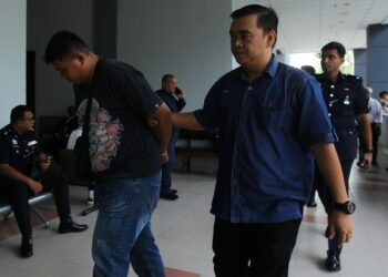 MUHAMMAD Amsyar Mohd. Ali (kiri) dibawa ke Mahkamah Majistret Seremban hari ini bagi didakwa atas pertuduhan mencabul dan mencuri dalam kejadian pada 6 November lalu di sebuah rumah di Taman Seremban 3, Seremban.