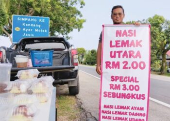 HUMAIDI Aminudin yang berhenti kerja sebagai penghantar makanan sebagai tanda solidariti kepada Palestin kini berniaga nasi lemak di Taman Indah Alai, Melaka. – UTUSAN/MUHAMMAD SHAHIZAM TAZALI