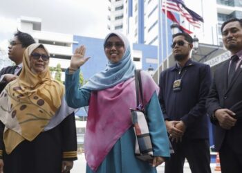 DR. SITI Mastura Muhammad hadir ke Ibu Pejabat Polis Bukit Aman bagi memberi keterangan berhubung isu mengeluarkan kenyataan berbaur fitnah terhadap Lim Guan Eng hari ini. - UTUSAN/SHIDDIEQIIN ZON