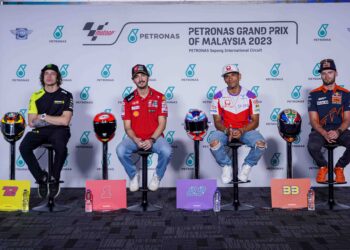 (Dari kiri)  pelumba Mooney VR46 Racing Team, Marco Bezzecchi, Francesco Bagnaia (Ducati Lenovo Team),  Jorge Martin (Prima Pramac Racing) dan Brad Binder (Red Bull KTM Factory Racing) pada sidang akhbar perlumbaan Petronas Grand Prix Malaysia 2023 (MotoGP) di Sepang, semalam. – UTUSAN/FARIZ RUSADIO