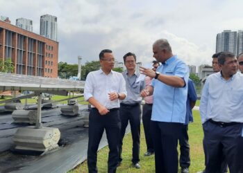 NIK Nazmi Nik Ahmad  (kiri) ketika melawat projek PV solar di Loji Rawatan Kumbahan Pantai 1 IWK, Kuala Lumpur.