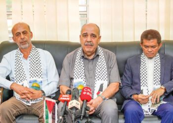 Walid Abu Ali (tengah) dalam sidang akhbar mengenai situasi terkini 
perang Palestin-Israel di Kedutaan Palestin di Kuala Lumpur, semalam.  – utusan/MOHD FARIZWAN HASBULLAH