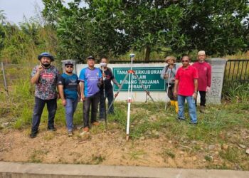 AHLI jawatankuasa Badan Khairat Kematian Masjid Tengku Mahkota Abdullah ketika penyelenggaraan kawasan tapak tanah perkuburan daerah di Padang Saujana, Jerantut, Pahang. - UTUSAN/HARIS FADILAH AHMAD