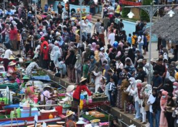 BERADA di Hatyai seolah-olah seperti di Malaysia apabila dipenuhi pengunjung dari negara ini khususnya pada cuti hujung minggu di Hatyai, Thailand, Ahad lalu. - UTUSAN/IZLIZAN OTHMAN