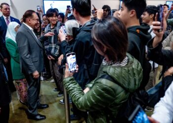 NWAR Ibrahim bertemu pelajar sebelum menyampaikan syarahan di Universiti California, Berkeley 
sempena lawatan kerja sempena Kerjasama Ekonomi Asia-Pasi k APEC di San Francisco, Amerika Syarikat 
semalam. – GAMBAR PEJABAT PERDANA MENTERI