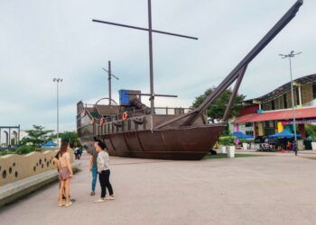 REPLIKA kapal berkaitan sejarah kesultanan Perak di Waterfront Bagan Datuk, Perak yang ditutup kepada pelancong. - UTUSAN/AIN SAFRE BIDIN