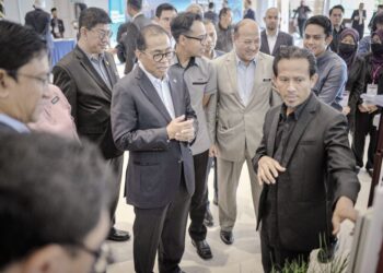 MOHAMED Khaled Nordin mendengar penerangan ketika melawat tapak pameran Forum Pendidikan Tinggi Global 2023 di Sepang, Selangor, semalam. - UTUSAN/FAIZ ALIF ZUBIR