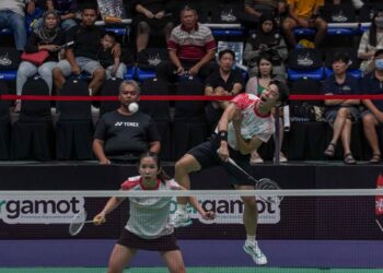 AKSI pemain badminton profesional negara, Chan Peng Soon dan Cheah Yee See ketika menentang pemain wakil Thailand, Teeraratsakul Pakkapon dan Muenwong Phataimas dalam pusingan akhir acara beregu campuran pada Kejohanan KL Masters 2023 di Stadium Titiwangsa semalam.-UTUSAN/AMIR KHALID