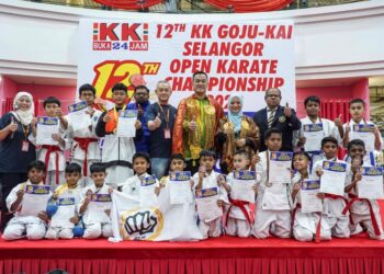 Azura Sarbin bersama KK Chai bergambar bersama pemenang pada Kejohanan Karate Terbuka KK Goju-Kai Selangor ke-12 2023 di Pusat Beli Belah South City Plaza, Serdang semalam. – UTUSAN/AMIR KHALID