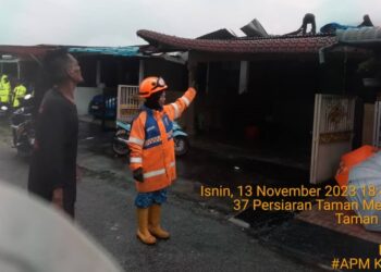 KEADAAN rumah yang rosak selepas dilanda ribut di Taman Meru 2C di Meru, Ipoh petang tadi. - UTUSAN