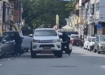 TANGKAP layar video kejadian rompakan berhampiran sebuah kedai emas di Kuala Kangsar, Perak semalam. - UTUSAN