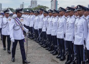 RAZARUDIN Husain memeriksa perbarisan pada Majlis Perbarisan Tamat Latihan Program Latihan Asas Kepolisan (PLAK) Inspektor Pelatih SIRI 1/2023 di Pusat Latihan Polis Kuala Lumpur, hari ini. - UTUSAN/AMIR KHALID