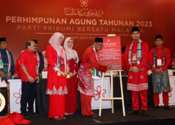 AHMAD Faizal Azumu merasmikan  Armada, Srikandi dan Srikandi Muda dalam Perhimpunan Agung Tahunan Kelima Bersatu 2023 di Shah Alam, Selangor semalam. – UTUSAN/SADDAM YUSOFF