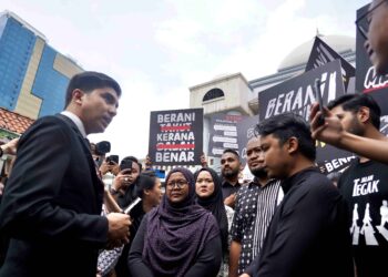 SYED Saddiq Syed Abdul Rahman berbual bersama penyokong yang hadir ketika keluar dari pekarangan mahkamah selepas dijatuhi hukuman penjara 7 tahun, didenda RM 10 juta dan dua sebatan atas kesalahan bersubahat melakukan pecah amanah, salah guna harta, dan pengubahan wang haram di Mahkamah Tinggi Kuala Lumpur hari ini. - UTUSAN/AMIR KHALID