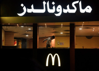 SATU daripada restoran makanan segera McDonald’s di Kaherah, Mesir lengang akibat boikot yang dilancarkan. - REUTERS