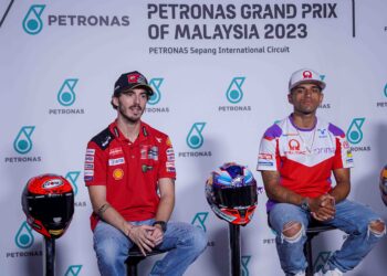 Pelumba Ducati Lenovo Team, Francesco Bagnaia (kiri) bersama pelumba Prima Pramac Racing, Jorge Martin akan berentap pada perlumbaan Petronas Grand Prix Malaysia 2023 di Litar Antarabangsa Petronas Sepang minggu ini. - UTUSAN/FARIZ RUSADIO