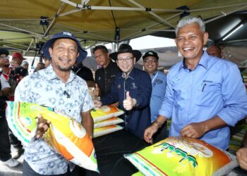 CHAN Foong Hin (tengah) melawat gerai jualan yang menyertai Program Hari Peladang, Penternak Dan Nelayan Kebangsaan (HPPNK) Tahun 2023 selepas program Town Hall Pemimpin Bersama Warga Agro Madani di Dataran Bulatan Sultan Azlan Shah di Ipoh hari ini. - UTUSAN/MUHAMAD NAZREEN SYAH MUSTHAFA