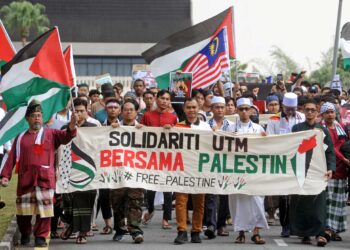 Sebahagian daripada 2,000 mahasiswa UTM menyertai perarakan  Pertahankan Palestin -  UTM Bersama Palestin di UTM Skudai, Johor Bahru, kelmarin. - UTUSAN/RAJA JAAFAR ALI