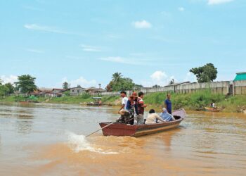 SEBAHAGIAN pangkalan haram yang terdapat di Sungai Golok, sebelah Thailand. - MINGGUAN/KAMARUL BISMI KAMARUZAMAN