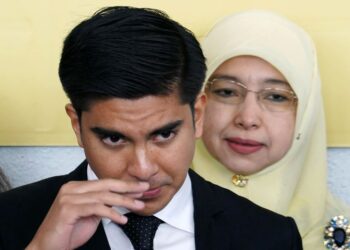 Syed Saddiq Syed Abdul Rahman ditemani ibunya,  Shariffah Mahani Syed Abdul Aziz meninggalkan Mahkamah Tinggi Kuala Lumpur semalam selepas didapati bersalah dan dijatuhi hukuman penjara. - UTUSAN/AMIR KHALID