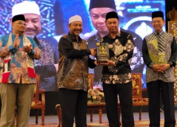 MOHD. Nassuruddin Daud (dua kiri) menyampaikan Anugerah Gangsa Anugerah Integriti, Governance dan Anti Rasuah (AIGA) kepada Pejabat SUK Negeri Kelantan pada Majlis Perasmian Konvensyen Integriti Negeri Kelantan Tahun 2023 di Kompleks Kota Darulnaim, Kota Bharu, Kelantan hari ini. UTUSAN/MUSTAQIM MOHAMED.