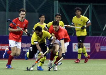 Danish Aiman Khairil Anuar cuba melepasi kawalan pemain Great Britain pada perlawanan SOJC di Stadium Hoki Taman Daya, Johor Bahru malam tadi.-IHSAN SOJC