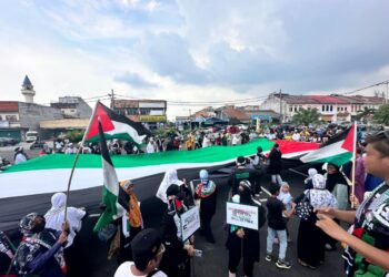 Bendera Palestin bersaiz gergasi yang diarak pada program Himpunan Solidariti Palestin, di pekan Rembau, semalam.-UTUSAN/NOR AINNA HAMZAH.