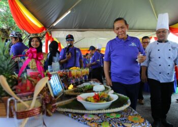 AMINUDDIN Harun melawat gerai yang dibuka sempena sambutan Hari Alam Sekitar Negara 2023 peringkat Negeri Sembilan di Seremban hari ini.-UTUSAN/NAZARUDIN SHAHARI.