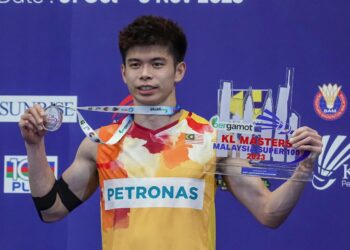 Pemain badminton kebangsaan, Leong Jun Hao menjuarai acara perseorangan lelaki pada Kejohanan KL Masters 2023 di Stadium Titiwangsa di sini hari ini. UTUSAN / AMIR KHALID