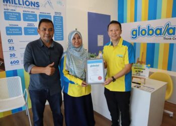 AZLINDA Abd. Ghani (tengah) semasa sijil sebagai Pengurus Global Art Cawangan Kubang Kerian, Kelantan.