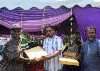 ISMAIL Abdullah (tengah) menyampaikan sumbangan kepada mereka yang memerlukan pada Program Sentuhan Kasih B40 Sempena Deepavali 2023 di Ladang St. Leonard, Lukut, Port Dickson, Negeri Sembilan.