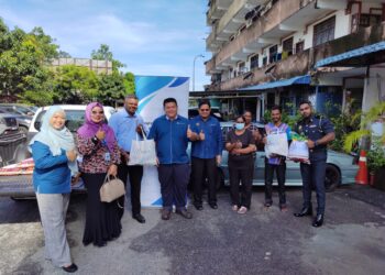 ADUN Nilai, J. Arul Kumar (tiga dari kiri) turut menyertai penyerahan sumbangan kepada keluarga yang memerlukan menerusi program SWM Kasih Ceria Deepavali di Nilai hari ini.