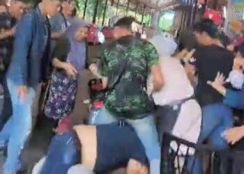 TANGKAP layar yang menunjukkan pergaduhan berpunca daripada merebut pelanggan di kawasan gerai berhampiran laman Pasar Siti Khadijah, Kota Bharu, Kelantan.