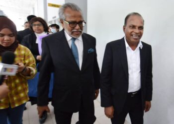 M. RAMASAMY (kanan) bersama Muhammad Shafee selepas Mahkamah Pilihan Raya di Seremban membenarkan permohonan petisyen pilihan raya kerusi Parlimen Segamat yang difailkan oleh Ramasamy sebelum ini untuk ditarik balik.-UTUSAN/MOHD. SHAHJEHAN MAAMIN