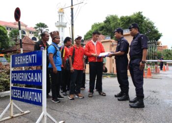 PERTUBUHAN bukan kerajaan (NGO) bersama komuniti masyarakat Orang Asli menyerahkan memorandum bantahan berkait cadangan pengubahsuaian Kawasan Sensitif Alam Sekitar (KSAS) oleh Kerajaan Negeri di hadapan pekarangan Kompleks Kota Darulnaim, Kota Bharu, Kelantan hari ini-UTUSAN/KAMARUL BISMI KAMARUZAMAN.