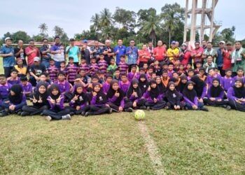 SEBAHAGIAN pelajar pendidikan khas yang menyertai Karnival Sukan  Pendidikan Khas yang diadakan di SK Batang Merbau Tanah Merah, Kelantan-UTUSAN/ROHANA ISMAIL.