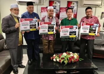 MOHD. Asri Mat Daud (tengah) menunjukkan risalah berkaitan Himpunan Munajat Enakmen Syariah dan Solidariti Untuk Palestin di Kota Bharu, Kelantan hari ini.- UTUSAN/ ROSLIZA MOHAMED