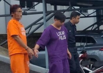 MUHAMMAD Ezriez Shah Alizal (tengah) dibawa ke Mahkamah Majistret Kuala Pilah hari ini bagi didakwa atas kesalahan mencabul seorang gadis dalam kejadian di tepi jalan Temeris Kuala Kepis, Kuala Pilah, 8 November lalu.-UTUSAN/NOR AINNA HAMZAH.