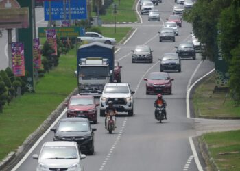 JUMLAH kenderaan melalui bandar Gua Musang, Kelantan semakin bertambah, namun trafik masih terkawal hari ini-UTUSAN/ AIMUNI TUAN LAH